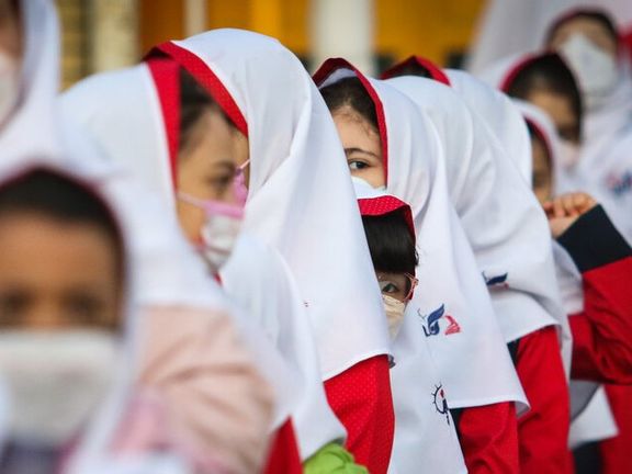 بازگشایی حضوری همه مدارس در ایران، با وجود هشدار مقامهای درمانی و صنفی