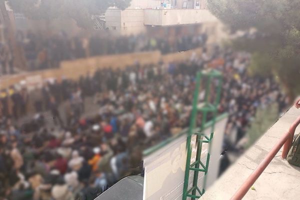 هتافات ضد خامنئي واشتباكات مع الباسيج.. "أربعينية" ضحايا الاحتجاجات تشعل الجامعات في إيران