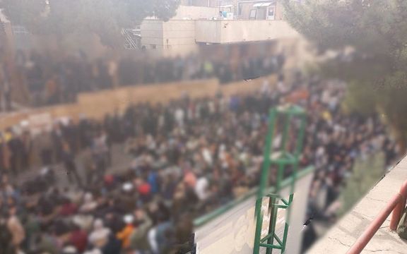 دانشجویان دانشگاه بهشتی در اعتراض به مسمومیت در خوابگاه تحصن کردند