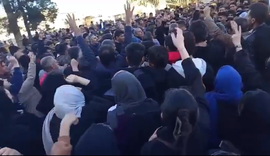 ادامه اعتراضات ایران در شامگاه چهارشنبه در شهرهای مختلف، از کرمانشاه تا اراک و اصفهان
