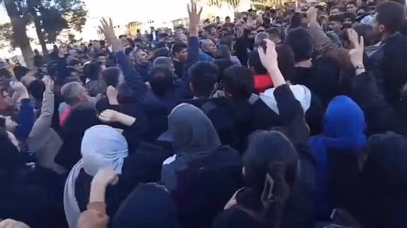 ادامه اعتراضات ایران در شامگاه چهارشنبه در شهرهای مختلف، از کرمانشاه تا اراک و اصفهان