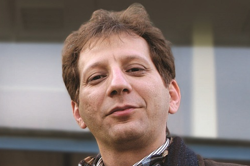 خامنئي يعفو عن أكبر مفسد في الاقتصاد الإيراني ويغير حكمه من الإعدام إلى السجن