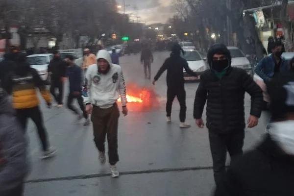 في الليلة السادسة من الاحتجاجات الواسعة.. الإيرانيون يطالبون بإسقاط النظام