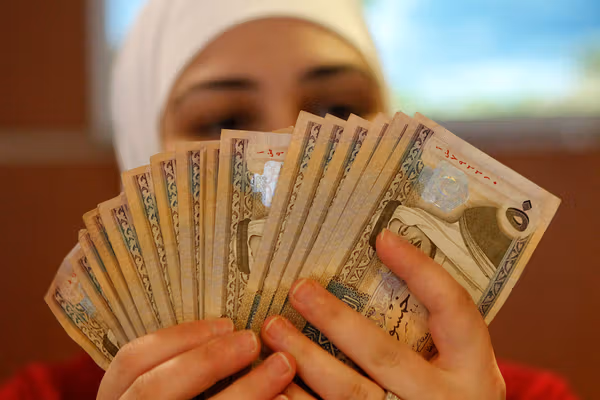 بلومبرگ: جنگ ایران شریان مالی میلیونها خانواده در آسیا و آفریقا را تهدید میکند