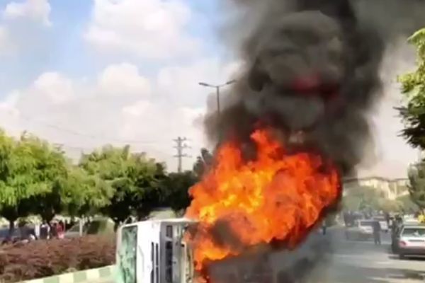 مظاهرات حاشدة في كرج ومصادمات بين الشرطة الإيرانية والمحتجين..والمروحيات تجلي مصابي الأمن