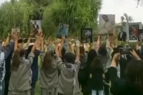 تجمع مناهض للنظام في مهاباد بإيران لإحياء ذكرى الأربعين لإعدام 59من الشبان والأطفال جماعيا