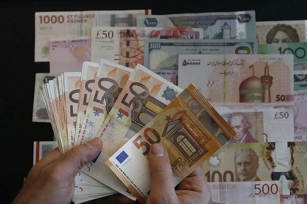 سند فاش شده «خیلی محرمانه»: بانکها بیش از ۳ میلیارد یورو پول دولت از فروش نفت را نمیدهند