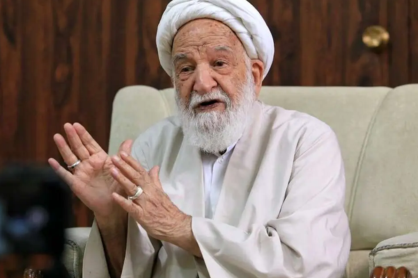 نصيحة رجل دين إيراني للمسؤولين:حفاظا على أرواحكم، استخدموا الرسائل المكتوبة بدل المكالمات