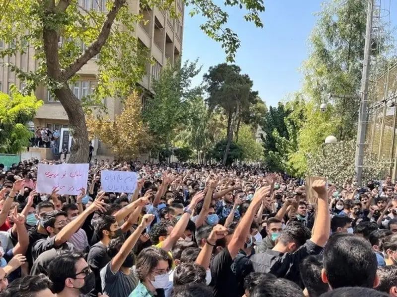 تصویر یکی از تجمع‌های اعتراضی دانشجویان در جریان خیزش انقلابی