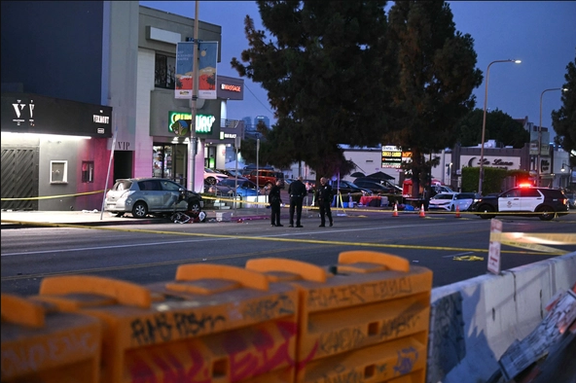 برخورد یک خودرو با جمعیت در لسآنجلس ۳۰ زخمی بر جا گذاشت