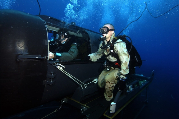 یک مینی زیردریایی نیروی دریایی در طول یک تمرین آموزشی در سال ۲۰۰۷. وسایل نقلیه مشابه در ماموریت ۲۰۱۹ مورد استفاده قرار گرفتند.