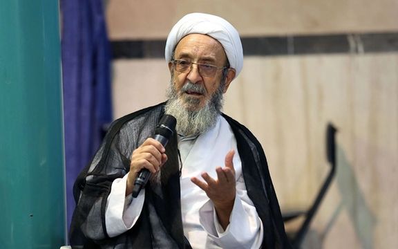 برلماني إيراني: الناس كانوا يتركون مكانهم لرجل الدين في الحافلات واليوم يسقطون عمائمهم