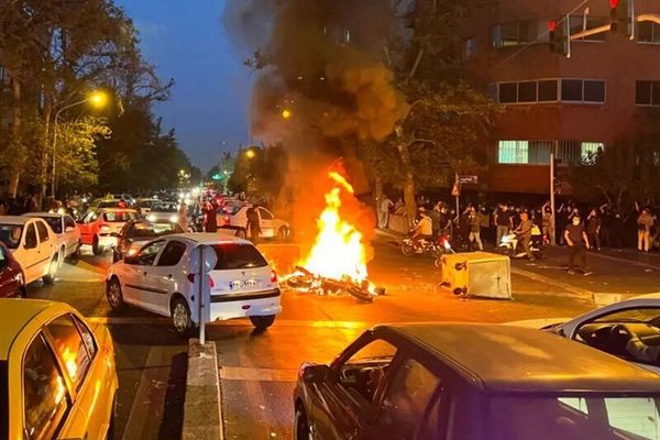 مظاهرات ليلية في سنندج بإيران إثر اعتقال رجلي دين سنة مؤيدين للاحتجاجات