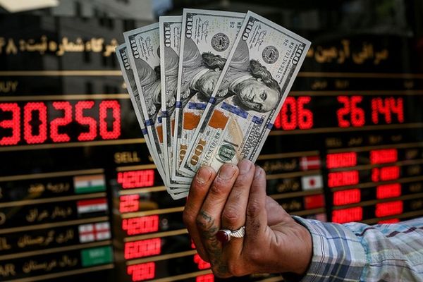 بزيادة ألفي تومان في أسبوع.. سعر الدولار يتجاوز 30 ألف تومان في السوق الإيرانية
