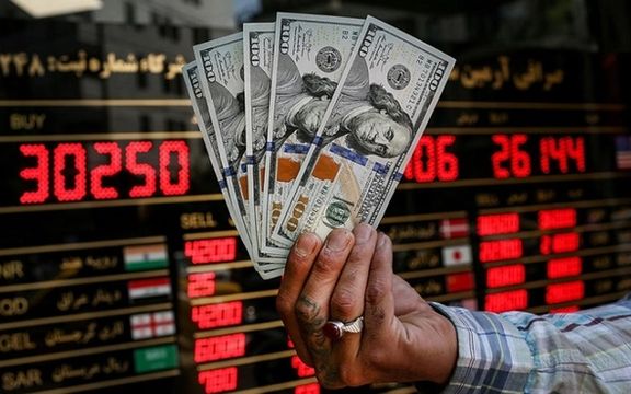 بزيادة ألفي تومان في أسبوع.. سعر الدولار يتجاوز 30 ألف تومان في السوق الإيرانية