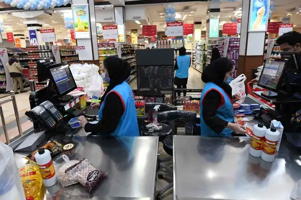 فروشگاه رفاه پرداخت حقوق و حق بیمه کارکنان را چند ماه به تاخیر انداخته است
