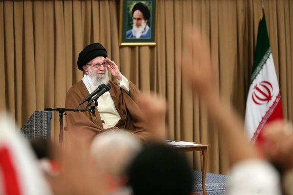 بعد سقوط عشرات القتلى في انفجار ميناء رجائي.. مواطنون: خامنئي دمّر إيران ويقتلنا كل يوم