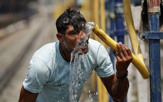 درجات الحرارة تسجل معدلات قياسية في إيران.. والعمال يعملون تحت 50 درجة مئوية دون تأمين