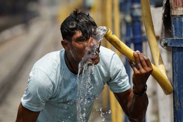 درجات الحرارة تسجل معدلات قياسية في إيران.. والعمال يعملون تحت 50 درجة مئوية دون تأمين