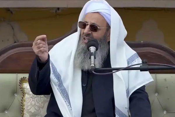 خطيب أهل السُّنَّة في إيران يشيد بالمساعدات الشعبية بعد إهمال السلطات لمتضرري الفيضانات