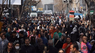 بينما يصمت خطاب الدولة الأحادي.. يبدأ الإيرانيون بالاستماع إلى بعضهم البعض