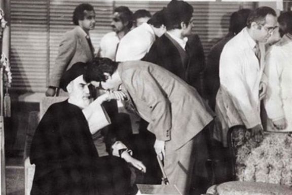 Banisadr kissing ayatollah Khomeini's hand in 1980