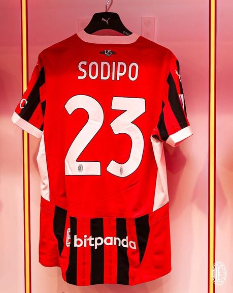 «بهمناسبت روز مادر»؛ نام مادر بازیکنان آث میلان پشت پیراهن تیم برابر بولونیا درج میشود