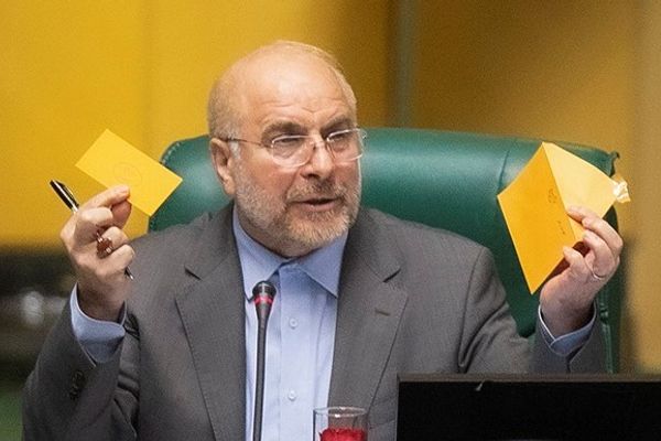 السلطات الإيرانية تبحث عن حلول لإنقاذ نظام "الجمهورية الإسلامية"