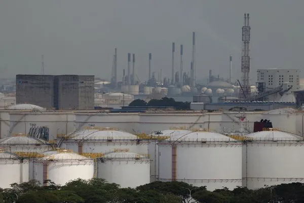 آکسیوس: اگر تنگه هرمز بسته بماند، قیمت نفت میتواند به بشکهای ۲۰۰ دلار برسد