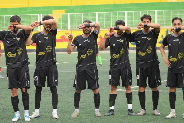 کنارهگیری یک تیم از مسابقات فوتبال در ایران به دلیل ممنوعیت پوشیدن «لباس و بازوبند مشکی»