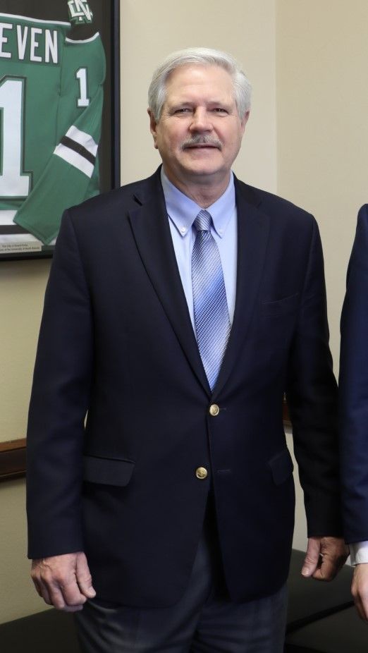 السيناتور جون هوفن: النظام الإيراني لا يفهم إلا لغة القوة والتغيير أصبح حتمياً