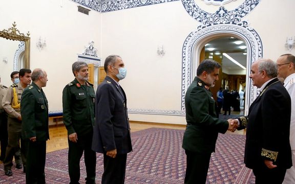 صف کشیدن فرماندهان نظامی جمهوری اسلامی برای دست دادن به سفیر روسیه