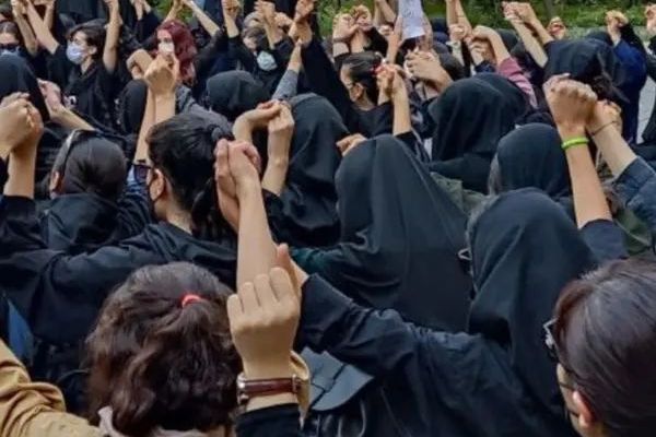 دعوات جديدة للتظاهر السبت..وإعلان المعلمين الإيرانيين حدادًا عامًّا 3 أيام على مقتل الطلاب