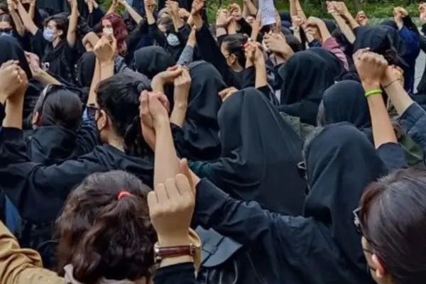 دعوات جديدة للتظاهر السبت..وإعلان المعلمين الإيرانيين حدادًا عامًّا 3 أيام على مقتل الطلاب