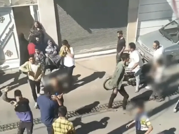 حمله به خانه مهاجران در ایران؛ معترضان در استان قزوین علیه افغانها شعار دادند