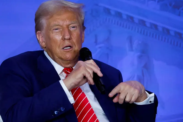 ترامب: أميركا أطاحت بصدام حسين عدو إيران.. والآن أصبح العراق "تابعًا لإيران"