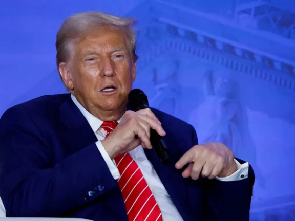 ترامب: أميركا أطاحت بصدام حسين عدو إيران.. والآن أصبح العراق "تابعًا لإيران"