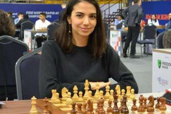 Iranian Chess Grand Master Removes Hijab In Solidarity With Popular Movement