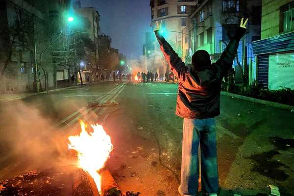 پیام مخاطب از خمینیشهر: حکومت خانواده کشتهشدگان را از اعلام نام و مراسم منع کرده