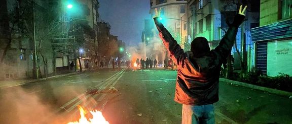 مواطن إيراني: تعرضنا للتهديد بالاغتصاب أثناء الاعتقال خلال الاحتجاجات