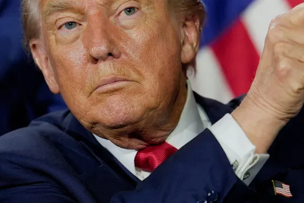 ترامپ: تمام اسنادی که با «دستگاه امضای خودکار» بایدن امضا شده باطل است