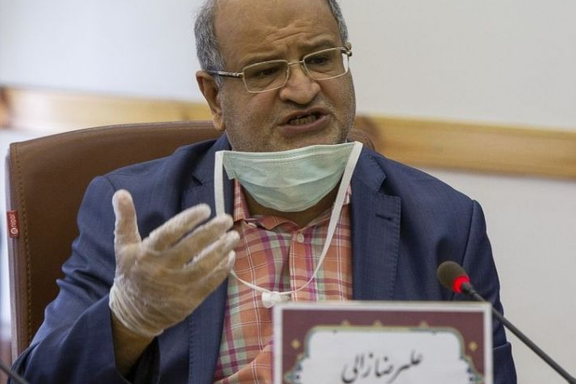 فرمانده ستاد کرونای تهران: مشکل صفهای تزریق واکسن خود مردم هستند که میآیند