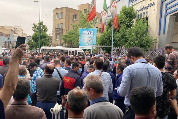 إضراب واسع عن العمل لسائقي وعمال "حافلات النقل المدني" بطهران احتجاجا على تدني الرواتب
