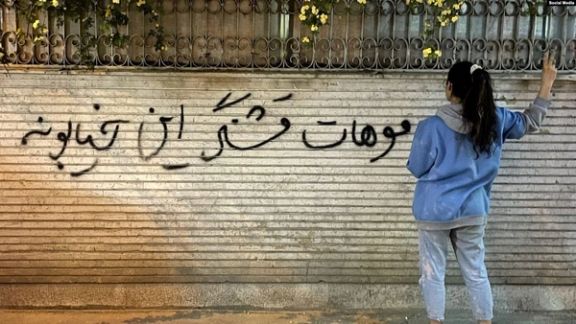 An Iranian woman unveiling in public to protests against the mandatory hijab
