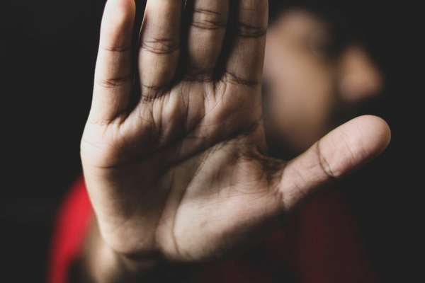وبسایت رکنا: دختری ۱۵ ساله در تهران به دست هفت مرد در باغ مورد تجاوز قرار گرفت