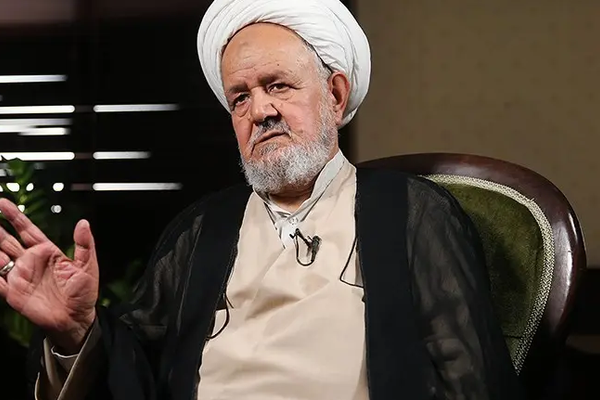 مسؤول بمكتب خامنئي يطالب الإيرانيين بالثقة في الإعلام الرسمي "فقط"