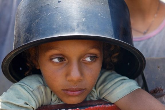 یک کودک فلسطینی در صف دریافت غذا، شهر غزه، ششم شهریور