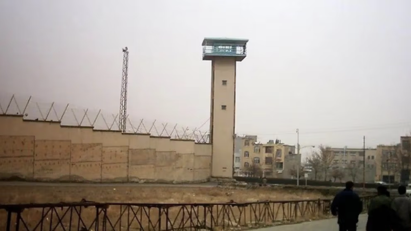 بعد انقطاع الكهرباء 21 ساعة متواصلة.. تفاقم الأزمة الإنسانية بسجن شيبان الأهواز في إيران