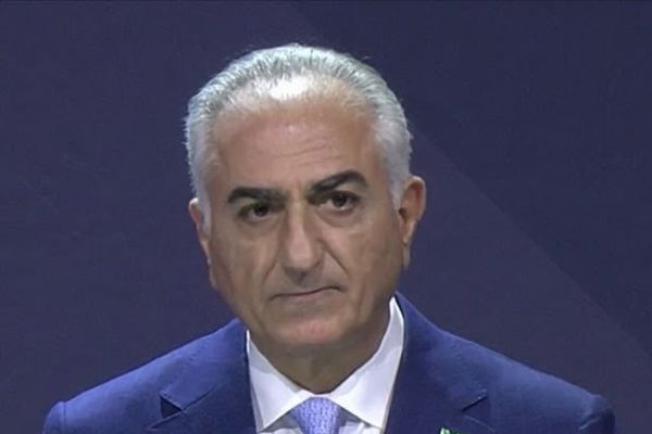 دفتر شاهزاده رضا پهلوی از تصمیم مجمع جهانی اقتصاد برای لغو دعوت از عراقچی استقبال کرد