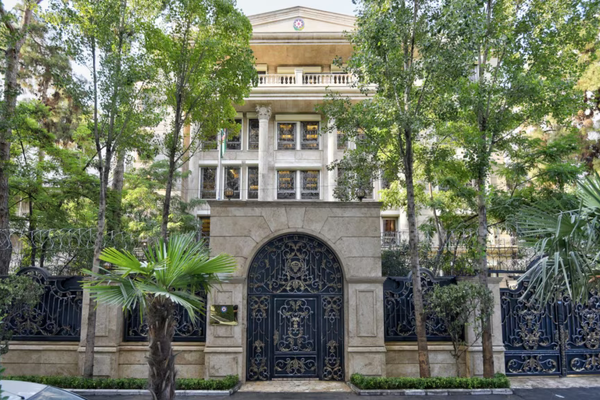 بعد فترة من توتر العلاقات.. سفارة أذربيجان تستأنف نشاطها في إيران